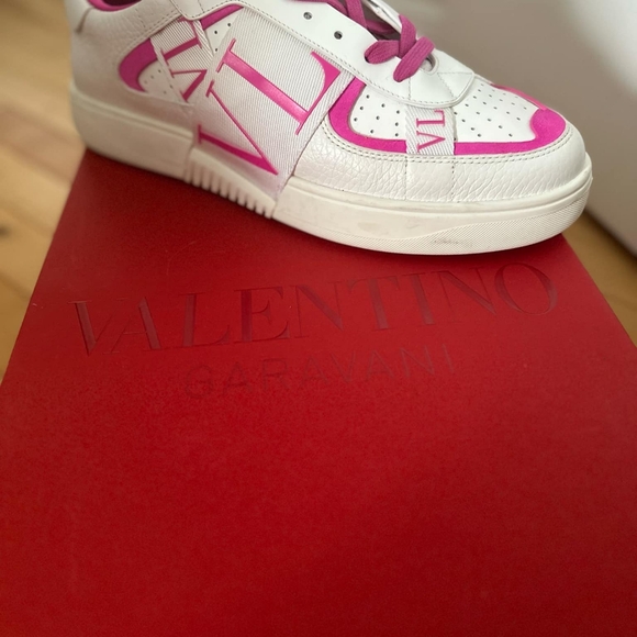 A.U.T.H.E.N.T.I.C Valentino - Picture 6 of 6
